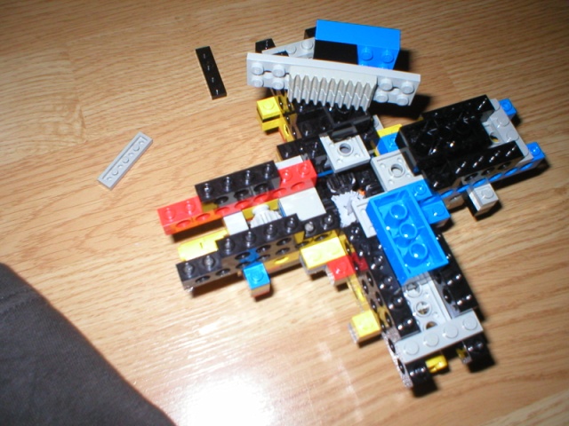 I have partially disassembled the chuck so the rack and gear mechanism engaging the sliding jaws can be seen. Note that the central distribution gear can be seen in the middle. This is the Mark I - the Mark II has a removable key replacing the 2*2 round bricks on each side.